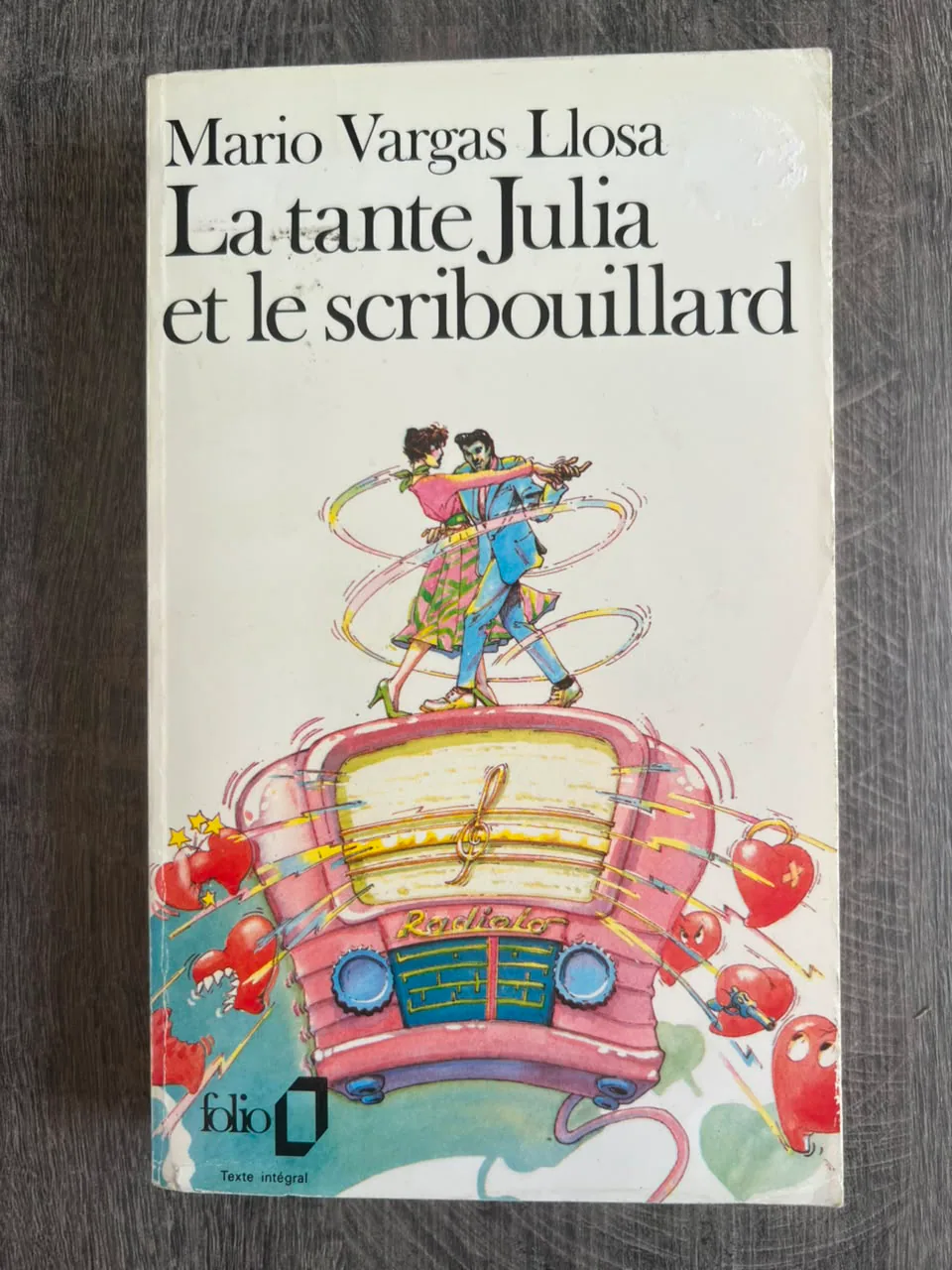 غلاف كتاب La tante Julia et le scribouillard